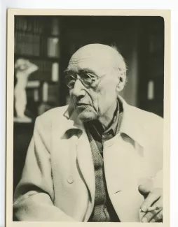 portrait photographique en buste d’André Gide, avec lunettes, au Vaneau ; photographie de plateau du film La vie commence demain de Nicole Védrès