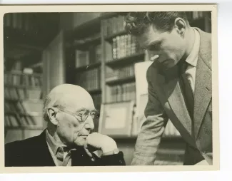 photographie d’André Gide, avec lunettes, et l'acteur Jean-Pierre Aumont, au Vaneau ; photographie de plateau du film La vie commence demain de Nicole Védrès