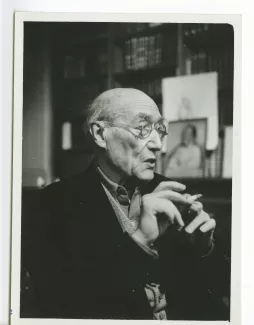 photographie d’André Gide, avec lunettes, fumant, au Vaneau ; photographie de plateau du film La vie commence demain de Nicole Védrès