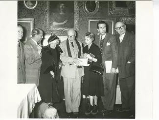 photographie montrant, de gauche à droite, Georges Chamarat, Berthe Bovy, Henri Rollan, André Gide, Renée Faure, Jean Meyer, et Georges Vitray à la Comédie-Française, pour la création des Caves du Vatican, mise en scène de Jean Meyer, décembre 1950