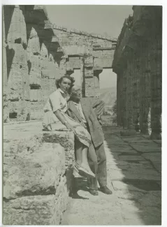 photographie d’André Gide et Catherine Gide, dans le temple de Poséidon, sur le site de Paestum, juin 1950