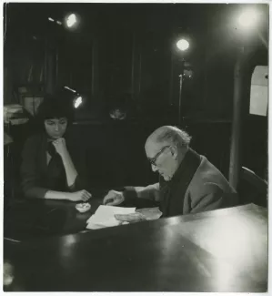 photographie d’André Gide, avec lunettes, et la pianiste Annick Morice, au Vaneau, lors du tournage du film Avec André Gide de Marc Allégret, janvier 1951 ; reportage pour Paris-Match