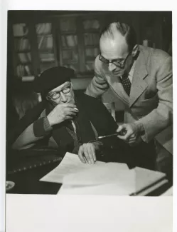 photographie d’André Gide, avec lunettes et béret, et son neveu Dominique Drouin, regardant ensemble un document, au Vaneau, lors du tournage du film Avec André Gide de Marc Allégret, janvier 1951 ; reportage pour Paris-Match