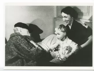 photographie d’André Gide, avec béret, Catherine Gide et son fils Nicolas Lambert, à La Mivoie, lors du tournage du film Avec André Gide de Marc Allégret, janvier 1951 ; reportage pour Paris-Match
