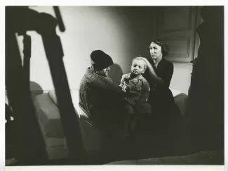 photographie d’André Gide, avec béret, Catherine Gide et son fils Nicolas Lambert, à La Mivoie, lors du tournage du film Avec André Gide de Marc Allégret, janvier 1951 ; reportage pour Paris-Match