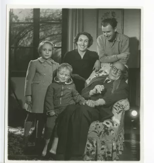 photographie de groupe réunissant André Gide, avec lunettes, Catherine Gide, Jean Lambert et leurs enfants Nicolas Lambert et Isabelle Lambert, à La Mivoie, lors du tournage du film Avec André Gide de Marc Allégret, janvier 1951 ; reportage pour Paris-Mat