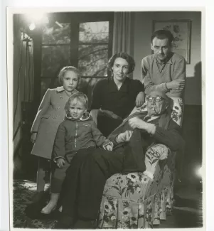 photographie de groupe réunissant André Gide, avec lunettes, Catherine Gide, Jean Lambert et leurs enfants Nicolas Lambert et Isabelle Lambert, à La Mivoie, lors du tournage du film Avec André Gide de Marc Allégret, janvier 1951 ; reportage pour Paris-Mat