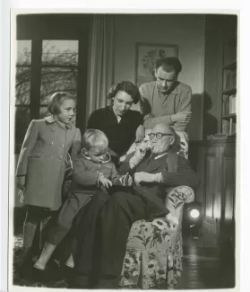 photographie de groupe réunissant André Gide, avec lunettes, Catherine Gide, Jean Lambert et leurs enfants Nicolas Lambert et Isabelle Lambert, à La Mivoie, lors du tournage du film Avec André Gide de Marc Allégret, janvier 1951 ; reportage pour Paris-Mat