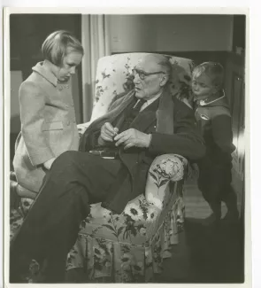 photographie d’André Gide, avec lunettes, et ses petits-enfants Nicolas Lambert et Isabelle Lambert, à La Mivoie, lors du tournage du film Avec André Gide de Marc Allégret, janvier 1951 ; reportage pour Paris-Match