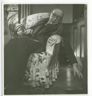 photographie d’André Gide, avec lunettes, et ses petits-enfants Nicolas Lambert et Isabelle Lambert (à gauche), à La Mivoie, lors du tournage du film Avec André Gide de Marc Allégret, janvier 1951 ; reportage pour Paris-Match