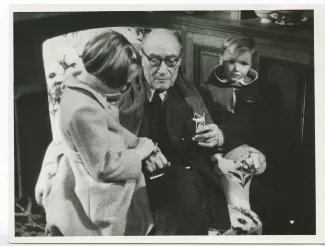 photographie d’André Gide, avec lunettes, une boîte d'allumettes dans la main, et ses petits-enfants Nicolas Lambert et Isabelle Lambert (à gauche), à La Mivoie, lors du tournage du film Avec André Gide de Marc Allégret, janvier 1951 ; reportage pour Pari