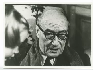 photographie en gros plan d’André Gide, avec lunettes, et de sa petite-fille Isabelle Lambert, à La Mivoie, lors du tournage du film Avec André Gide de Marc Allégret, janvier 1951 ; reportage pour Paris-Match