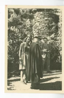 photographie d’André Gide, avec lunettes et béret, de dos, Catherine Gide et Jean Lambert, en extérieur, avril 1947