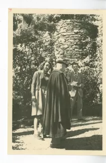 photographie d’André Gide, avec lunettes et béret, de dos, Catherine Gide et Jean Lambert, en extérieur, avril 1947