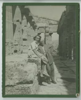 photographie d’André Gide et Catherine Gide, dans le temple de Poséidon, sur le site de Paestum, juin 1950