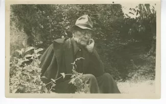 photographie d’André Gide, avec lunettes et chapeau, après le déjeuner, pendant sa convalescence à l'hôtel La Colombe d'or, 30 juin 1949