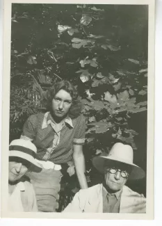 photographie montrant, de gauche à droite, Maria Van Rysselberghe, Catherine Gide et André Gide, avec lunettes et chapeau, en extérieur, à l'hôtel Les Palmeraies, août 1941