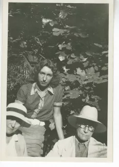 photographie montrant, de gauche à droite, Maria Van Rysselberghe, Catherine Gide et André Gide, avec lunettes et chapeau, en extérieur, à l'hôtel Les Palmeraies, août 1941