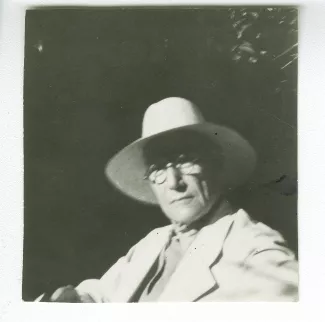 photographie d’André Gide, avec lunettes et chapeau, en extérieur, à l'hôtel Les Palmeraies, août 1941