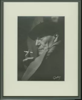 portrait photographique en buste d’André Gide, avec béret, fumant