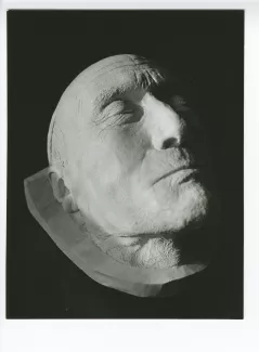 photographie du masque mortuaire d'André Gide, en plongée, au Vaneau