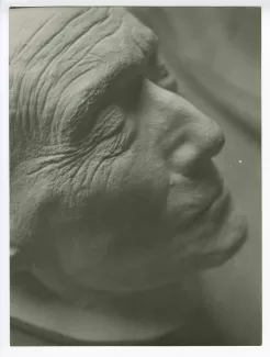 photographie en gros plan du masque mortuaire d'André Gide, de ¾ à droite, au Vaneau