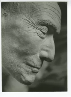 photographie en gros plan du masque mortuaire d'André Gide, profil droit, au Vaneau