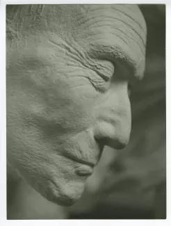 photographie en gros plan du masque mortuaire d'André Gide, profil droit, au Vaneau