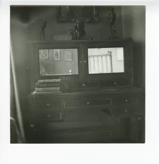 photographie du secrétaire dans la chambre d'André Gide, après sa mort, au Vaneau
