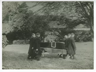 photographie montrant le transport du cercueil, lors de l’enterrement d'André Gide, 22 février 1951