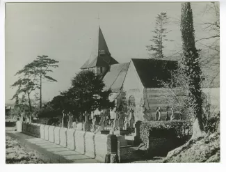 photographie du cimetière et de l'église de Cuverville, lors de l’enterrement d'André Gide, 22 février 1951