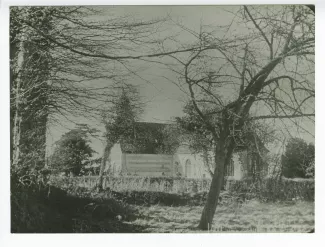 photographie du cimetière et de l'église de Cuverville, lors de l’enterrement d'André Gide, 22 février 1951