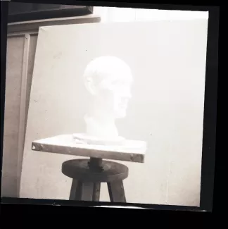 photographie du buste sculpté d'André Gide par Théo Van Rysselberghe, posé sur une sellette