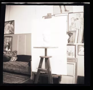 photographie du buste sculpté d'André Gide par Théo Van Rysselberghe, posé sur une sellette, dans l'atelier de l'artiste rue Claude-Lorrain