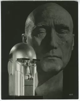 photographie de deux bustes sculptés d'André Gide : à droite, buste moulé par le sculpteur allemand Paul Hamann (1934)