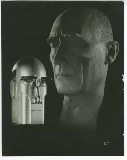 photographie de deux bustes sculptés d'André Gide : à droite, buste moulé par le sculpteur allemand Paul Hamann (1934)