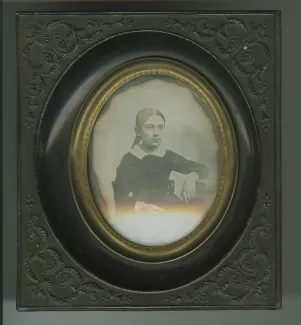 portrait photographique de Juliette Rondeaux enfant, assise, coiffée avec des tresses