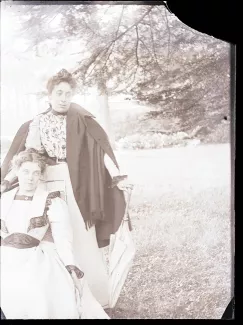 photographie de Madeleine Gide, debout, et Mathilde Roberty, fille du pasteur Roberty, dans le jardin du château de Cuverville