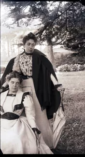 photographie de Madeleine Gide, debout, et Mathilde Roberty, fille du pasteur Roberty, dans le jardin du château de Cuverville