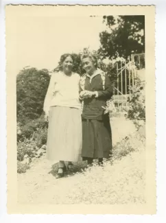 photographie de Madeleine Gide, à droite, et Agnès Copeau, marchant