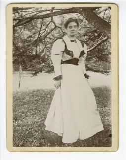 photographie de Mathilde Roberty, dans le jardin du château de Cuverville