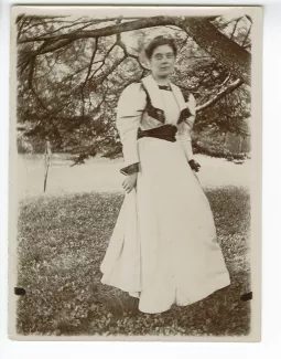 photographie de Mathilde Roberty, dans le jardin du château de Cuverville