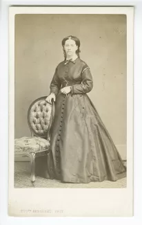 portrait photographique en pied d'Anna Shackleton, institutrice de Juliette Rondeaux