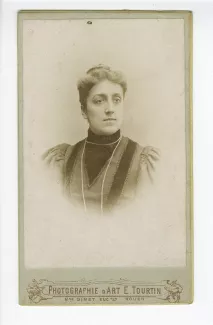 portrait photographique en buste de Jeanne Drouin, sœur de Madeleine Gide