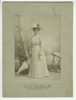 portrait photographique en pied de Jeanne Drouin, sœur de Madeleine Gide, avec chapeau et ombrelle