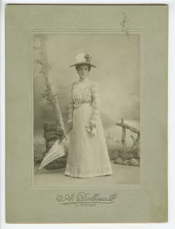 portrait photographique en pied de Jeanne Drouin, sœur de Madeleine Gide, avec chapeau et ombrelle