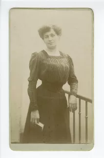 portrait photographique de Valentine Rondeaux, sœur de Madeleine Gide, de face, un livre en main