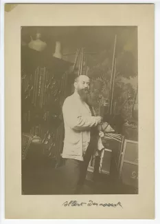 photographie d'Albert Démarest, cousin maternel d'André Gide, peignant dans son atelier, palette en main