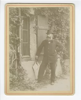 portrait photographique en pied d'Albert Démarest, cousin maternel de André Gide