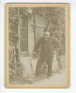 portrait photographique en pied d'Albert Démarest, cousin maternel de André Gide